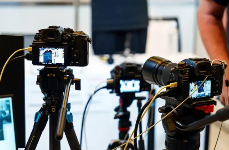 Kolekcja zabytkowych aparatów fotograficznych w studio Fotograf Osowa