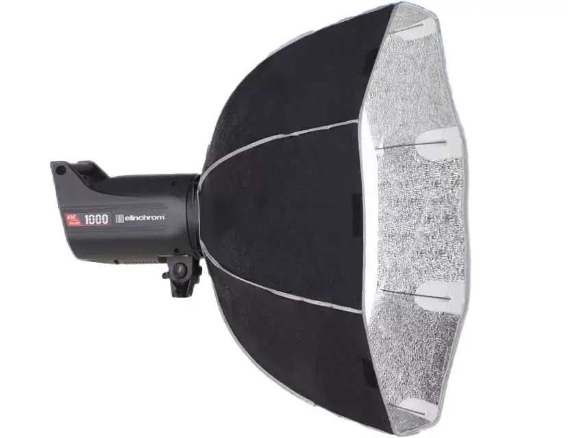 Profesjonalna lampa studyjna z softboxem w studio fotograficznym